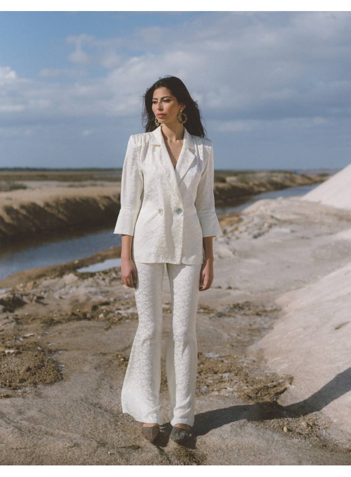 Traje de chaqueta estilo smoking y pantalón campana para invitadas