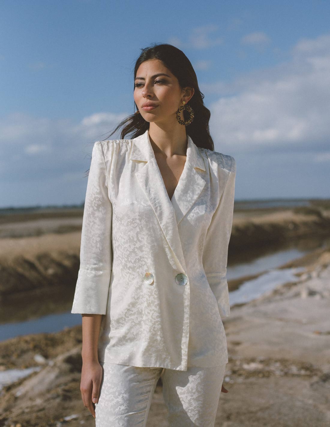 Traje de chaqueta estilo smoking y pantalón campana | INVITADISIMA Talla  Ropa 36 Categoria Colores BEIGES/BLANCOS Colores Blanco