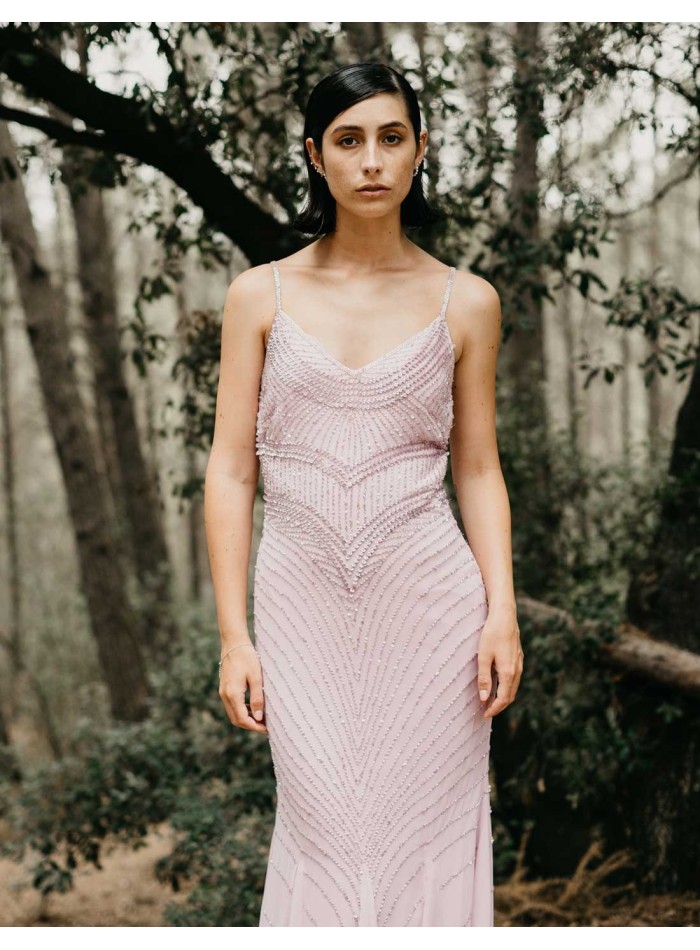 Vestido largo de fiesta de tirantes con pedrería en color rosa para invitada