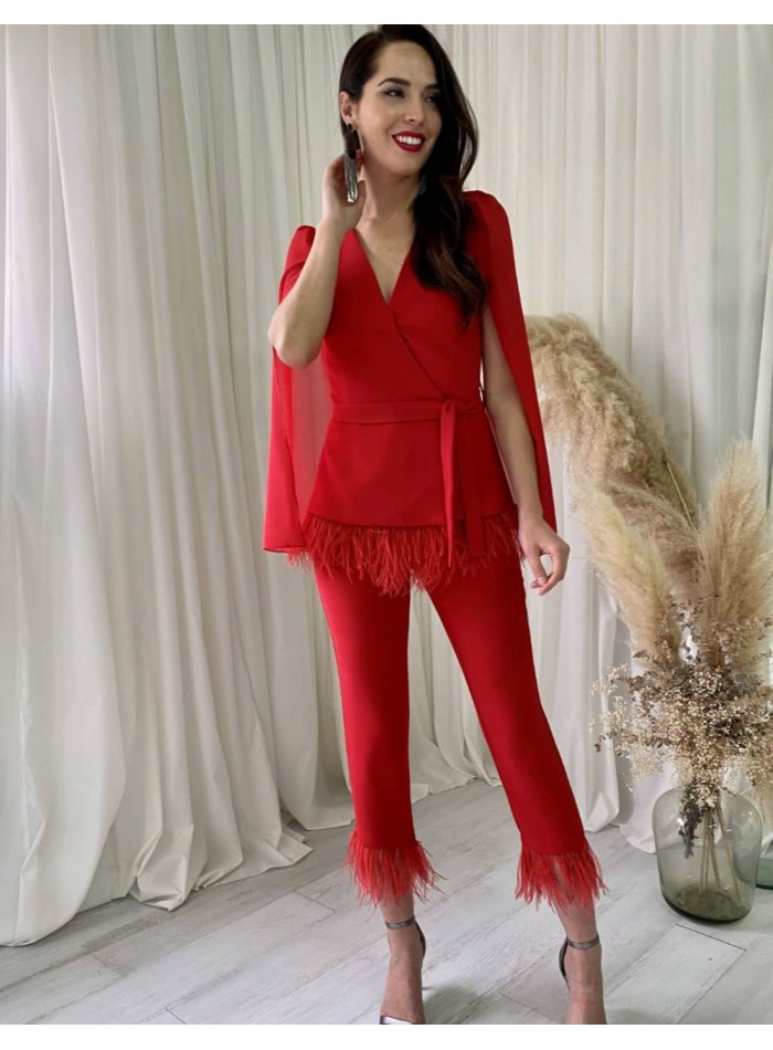 Conjunto blazer y pantalón ajustado con detalle de plumas rojo