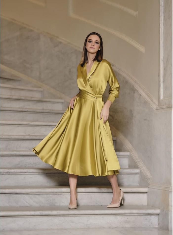 Robe midi en satin avec jupe évasée et décolleté en V