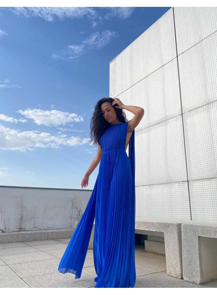 Robe longue drapée avec manches cape