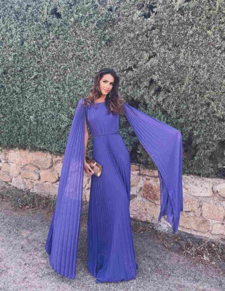 Vestido largo de fiesta plisado con manga capa Vestido largo de fiesta plisado con manga capa