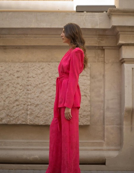 Traje de chaqueta con hombreras marcadas y lazada en la cintura de lado en modelo