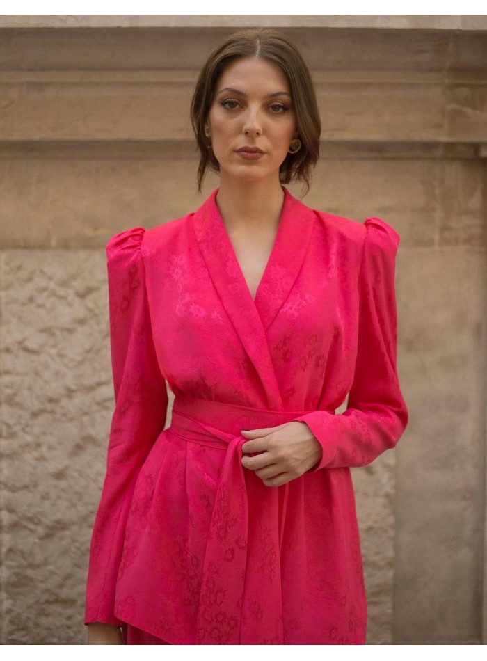 Traje de chaqueta con hombreras marcadas y lazada en la cintura en color rosa