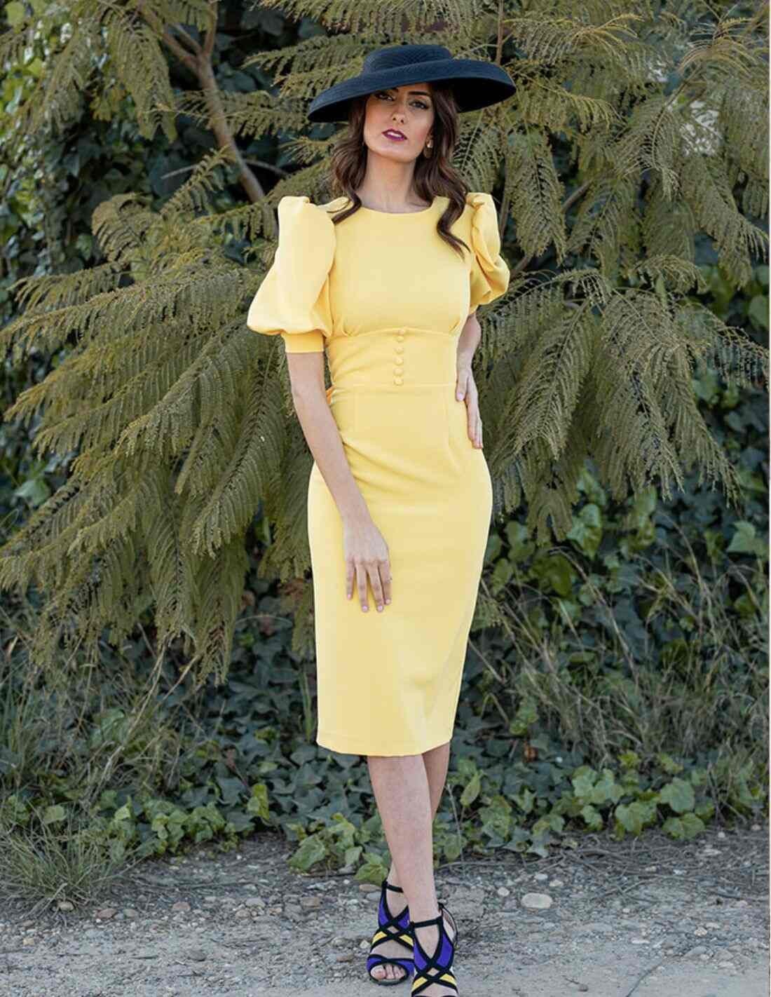 Vestido de cóctel entallado amarillo para invitadas | INVITADISIMA