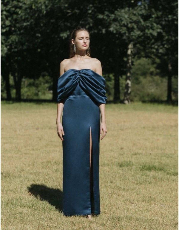 Vestido largo satinado azul marino escote bardot 2