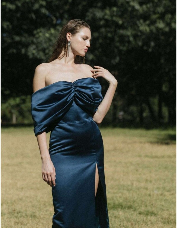 Vestido largo satinado azul marino escote bardot