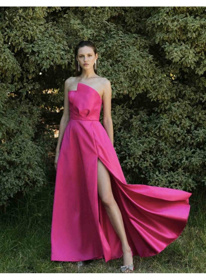 Robe longue de fête avec encolure asymétrique