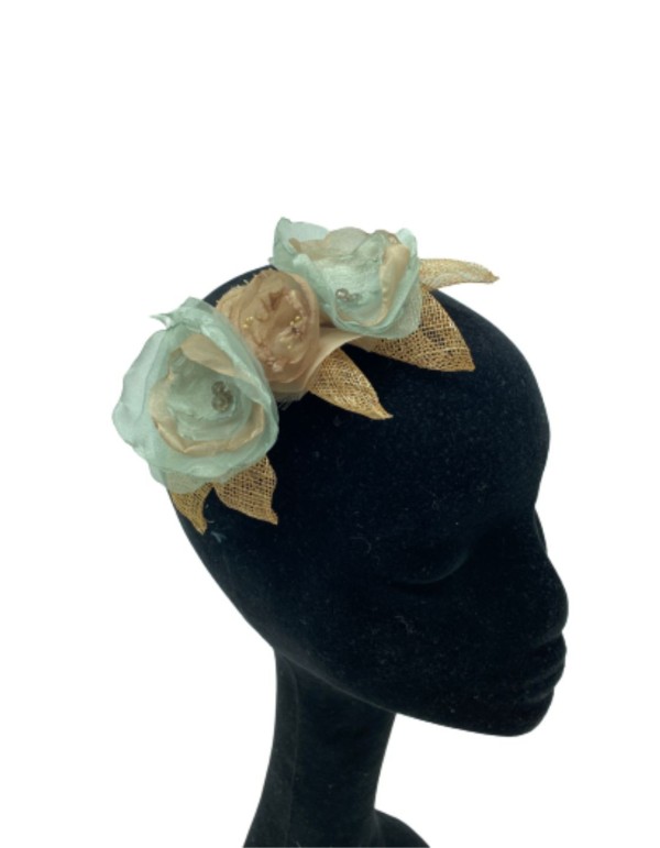 Tocado peineta de flores verdes y beige 2