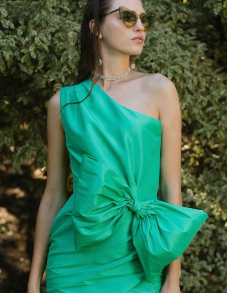 Robe courte de soirée avec encolure asymétrique et laçage