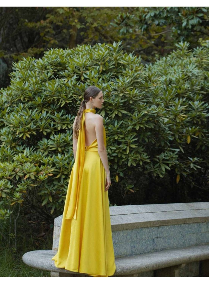 Robe longue jaune avec encolure dos nu et...