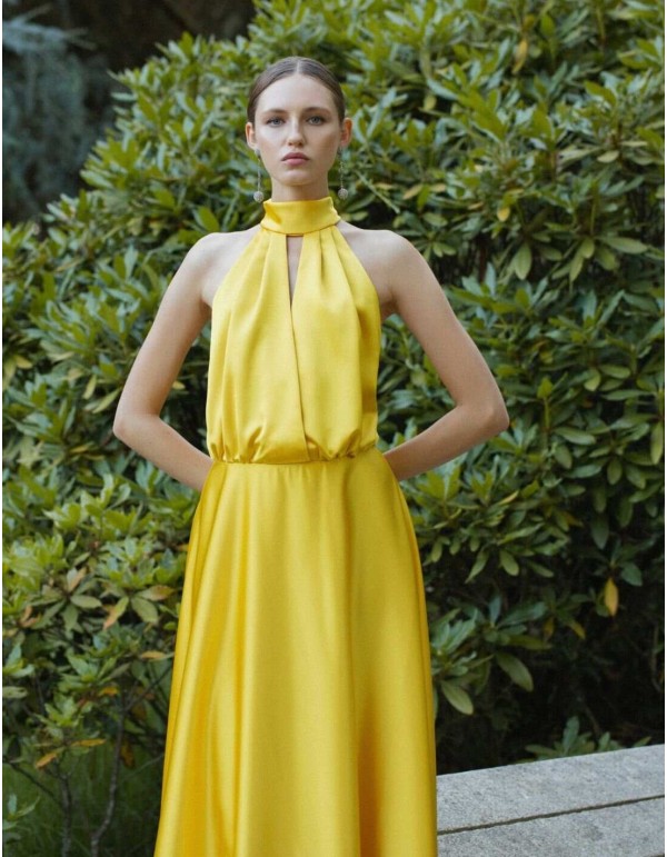 Vestido largo amarillo con escote halter y tirantes