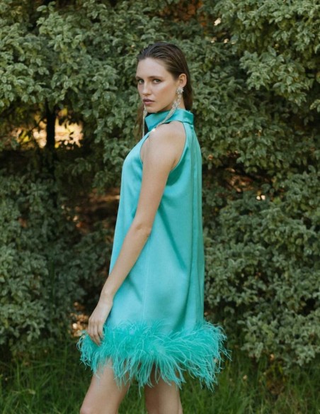 Vestido de cóctel con plumas y escote halter