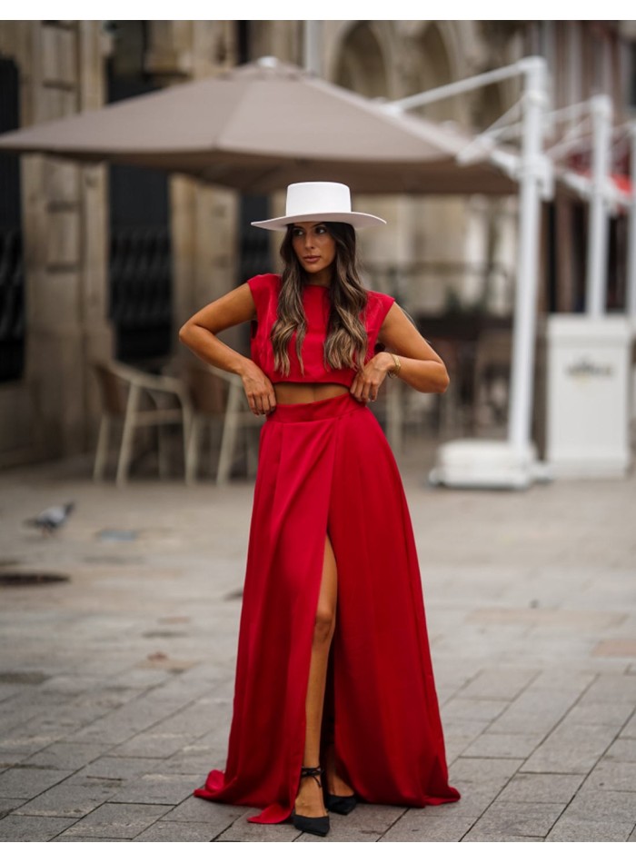 Falda larga de fiesta rojo intenso con abertura | INVITADISIMA