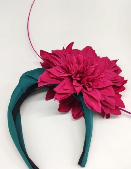Diadema de tela con nudo plano central adornada con flor y raqui azul Diadema de tela con nudo plano central adornada con flor y raqui azul