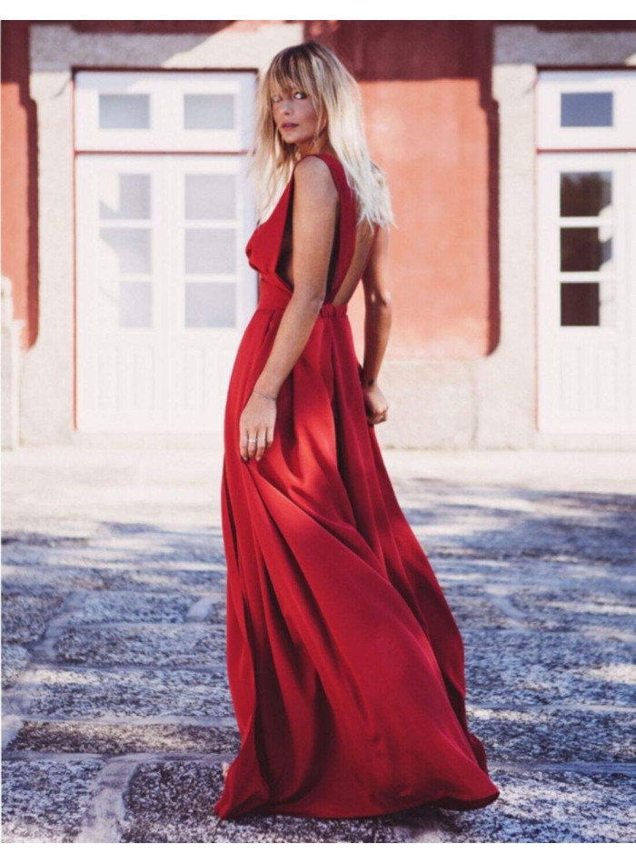 Long red party dress with neckline and slit in the skirt