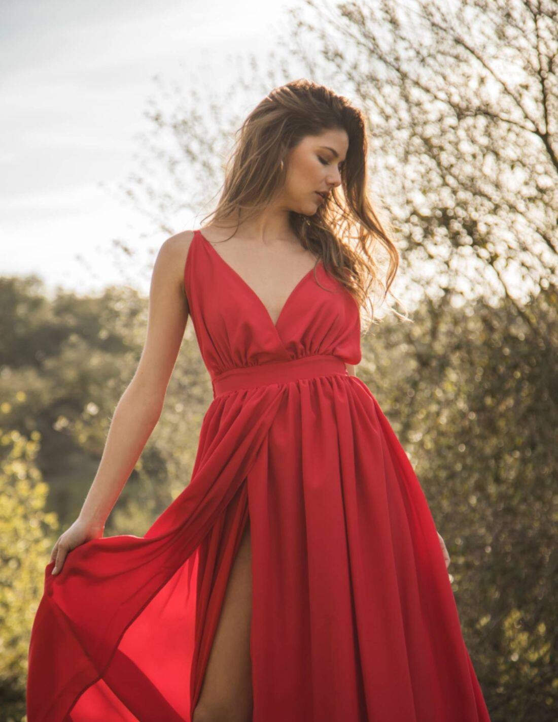 Vestido rojo de fiesta con escote para invitadas | INVITADISIMA