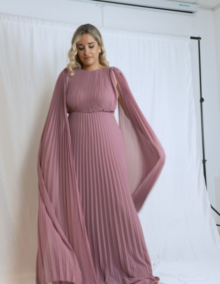 Robe longue drapée avec manches cape