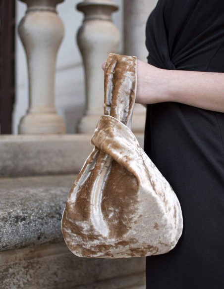 Bolso de mano bombonera en terciopelo