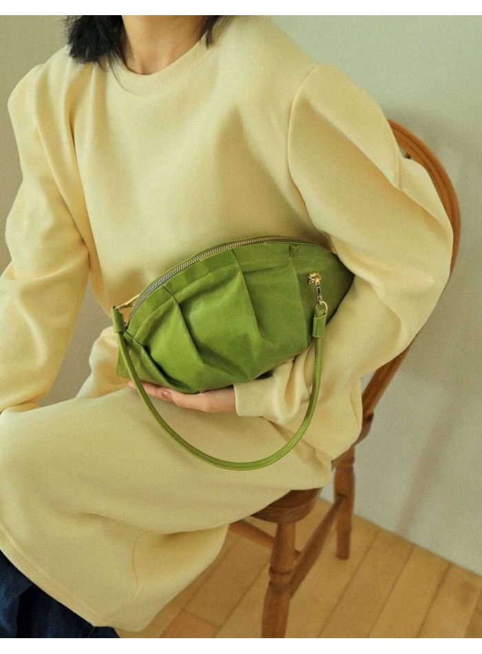 Bolso de mano verde en forma de gyoza con asa de piel