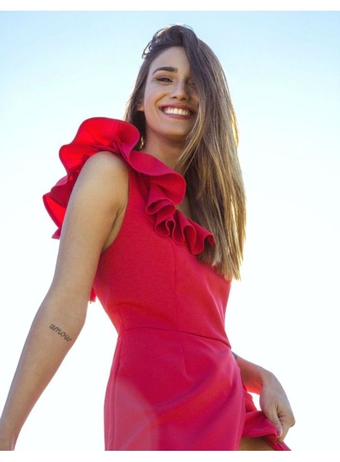 Vestido de fiesta rojo con escote volantes y falda tulipán