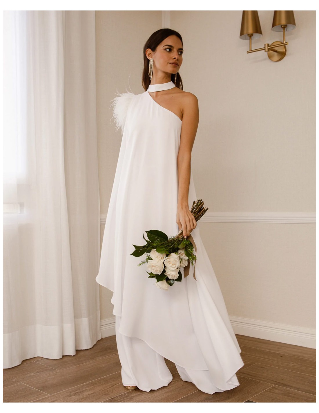 Wedding gown with asymmetrical neckline | INVITADISIMA