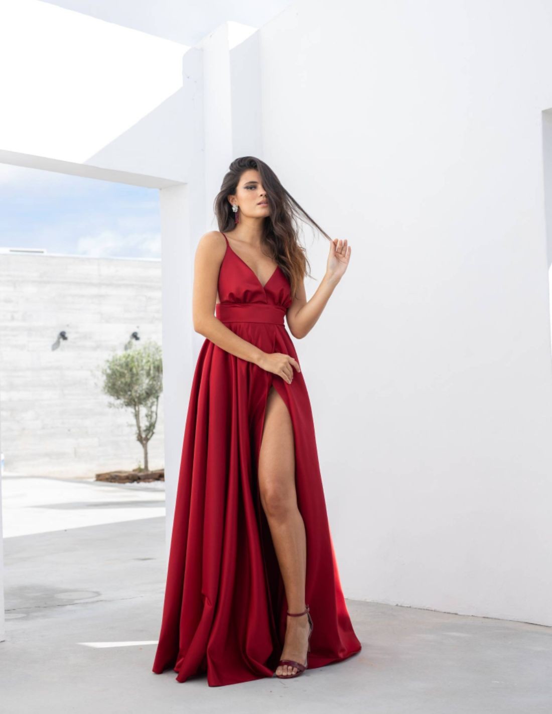 Tejido calidad romano Vestido largo de fiesta rojo con tirantes para eventos | INVITADISIMA
