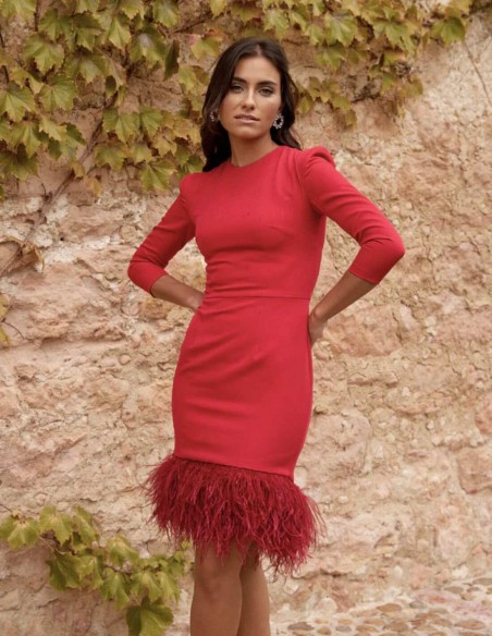 Vestido de fiesta rojo con plumas y manga francesa con hombrera