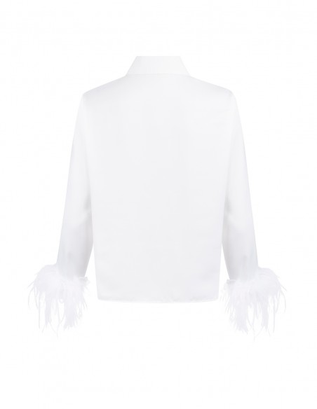 Camisa de fiesta con plumas y botón joya