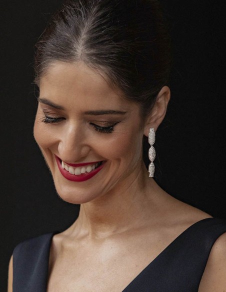 Pendientes de fiesta largos plateados con figuras de cristal incrustado-3