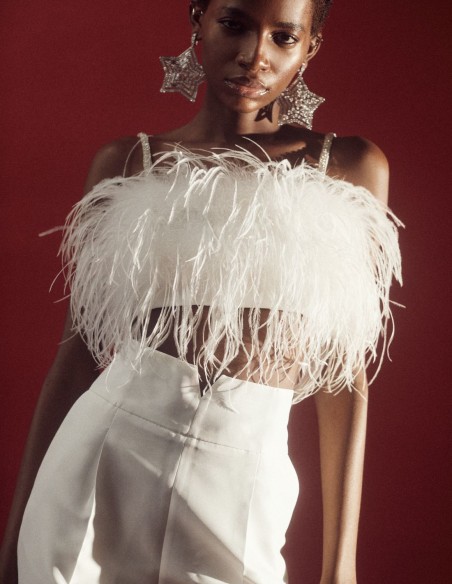 Top de fiesta con plumas y tirantes de strass