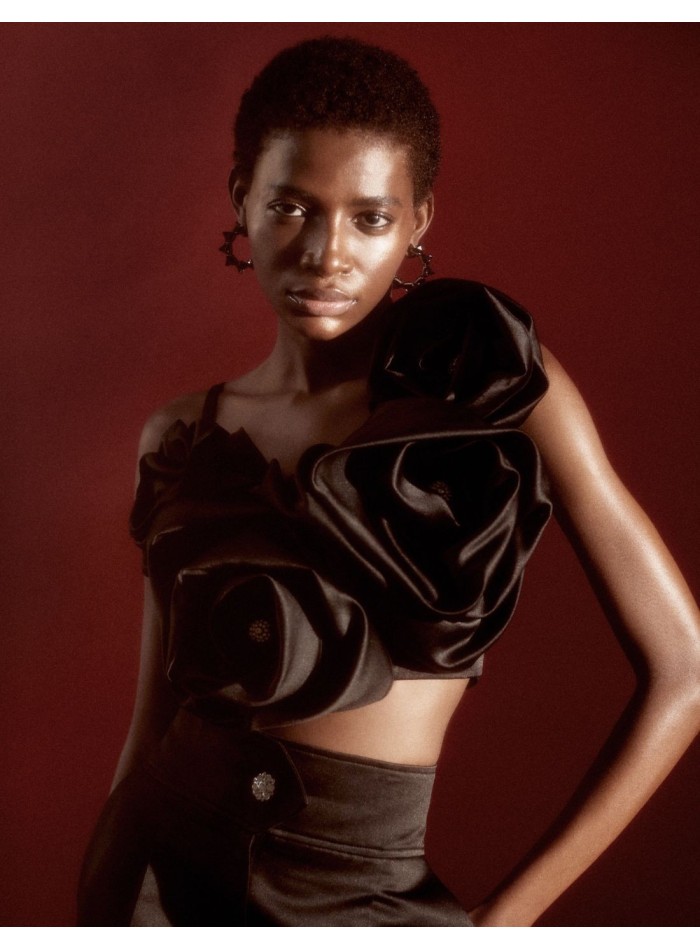 Top de fiesta satinado con maxi flores