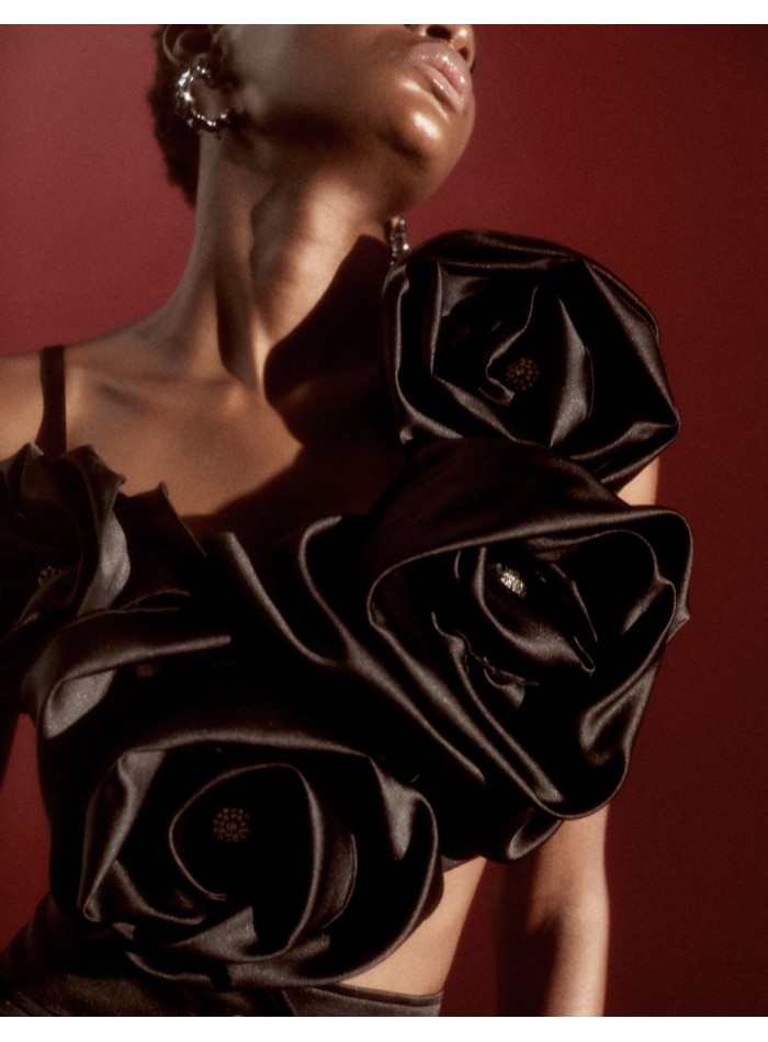 Top de fête en satin avec maxi fleurs