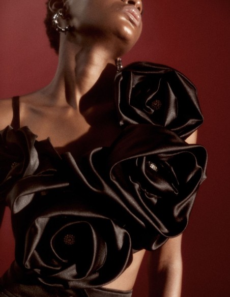 Top de fête en satin avec maxi fleurs