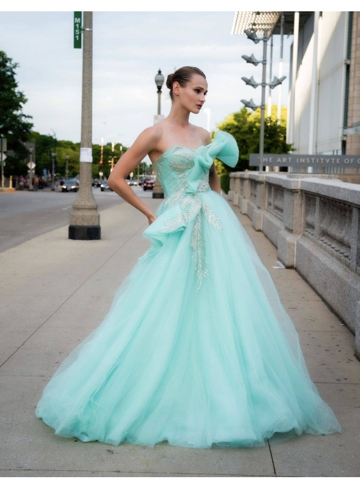 Vestido de fiesta largo de tul con pedrería y detalle volante