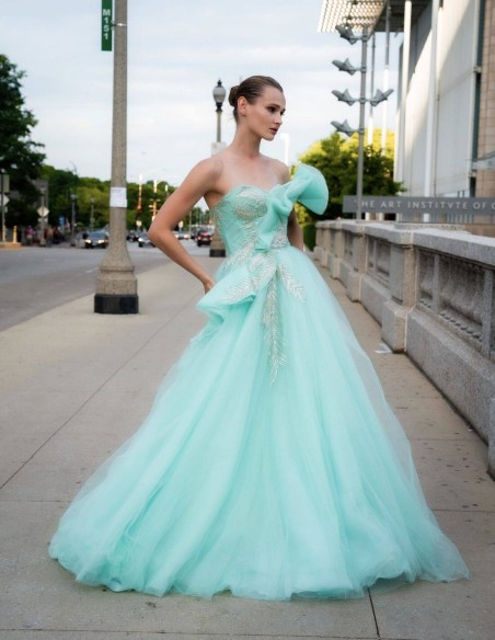 Vestido de fiesta largo de tul con pedrería y detalle volante Vestido de fiesta largo de tul con pedrería y detalle volante