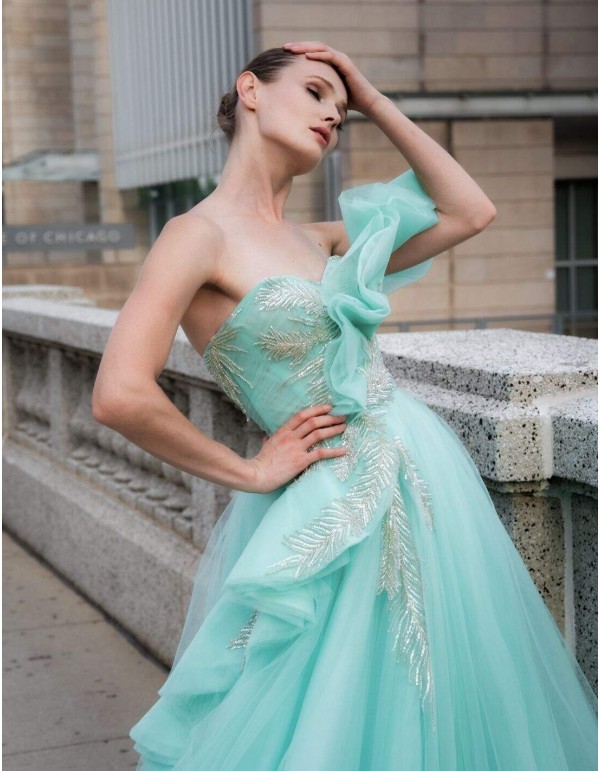 Vestido de fiesta largo de tul con pedrería y detalle volante 2