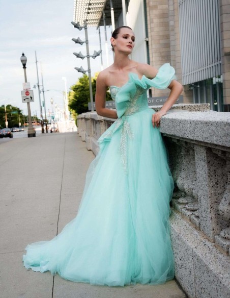 Vestido de fiesta largo de tul con pedrería y detalle volante