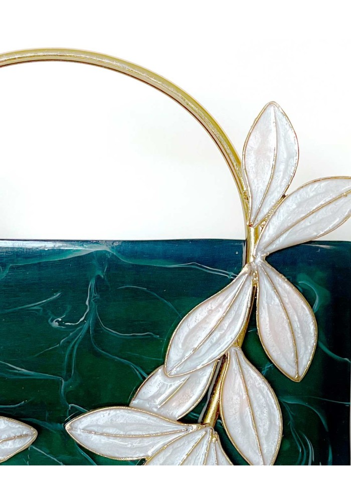 Bolso nacarado duro de color verde con asas...