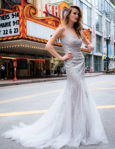 Vestido de fiesta largo de corte sirena combinado con pedrería y transparencias
