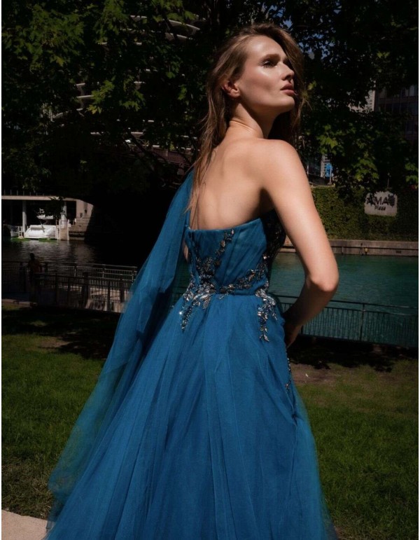 Vestido de fiesta largo de tul con cuerpo drapeado y pedrería 2