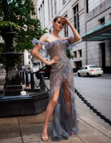 Vestido de fiesta asimétrico con volantes y lentejuelas