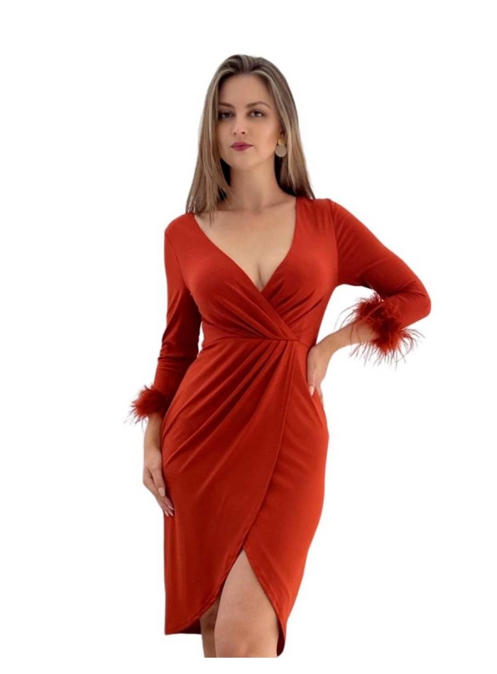 Vestido de cóctel con manga francesa y plumas