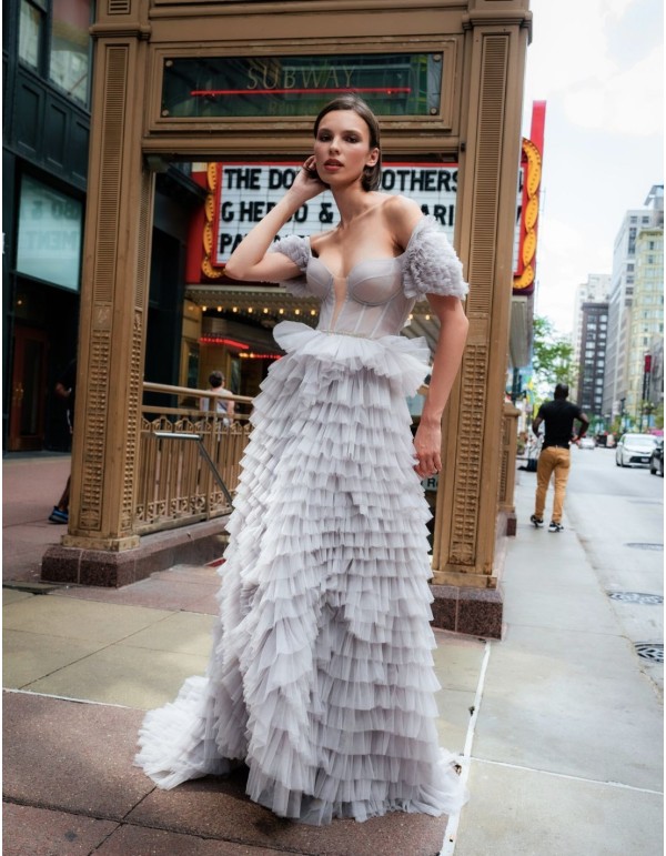 Vestido largo de fiesta con volantes de tul y cuerpo tipo corsé