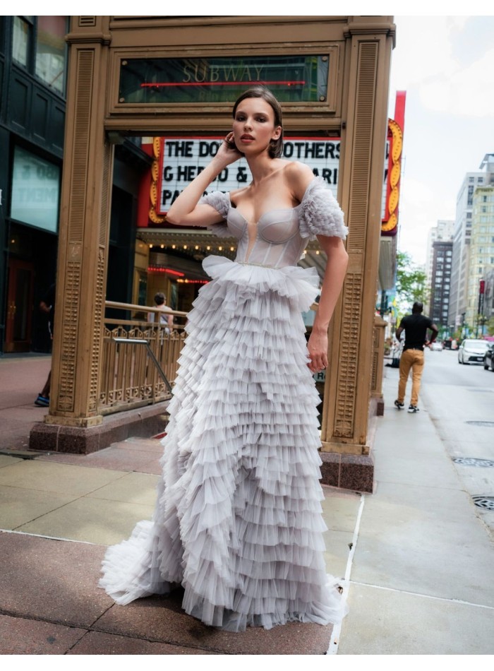 Vestido largo de fiesta con volantes de tul y cuerpo tipo corsé