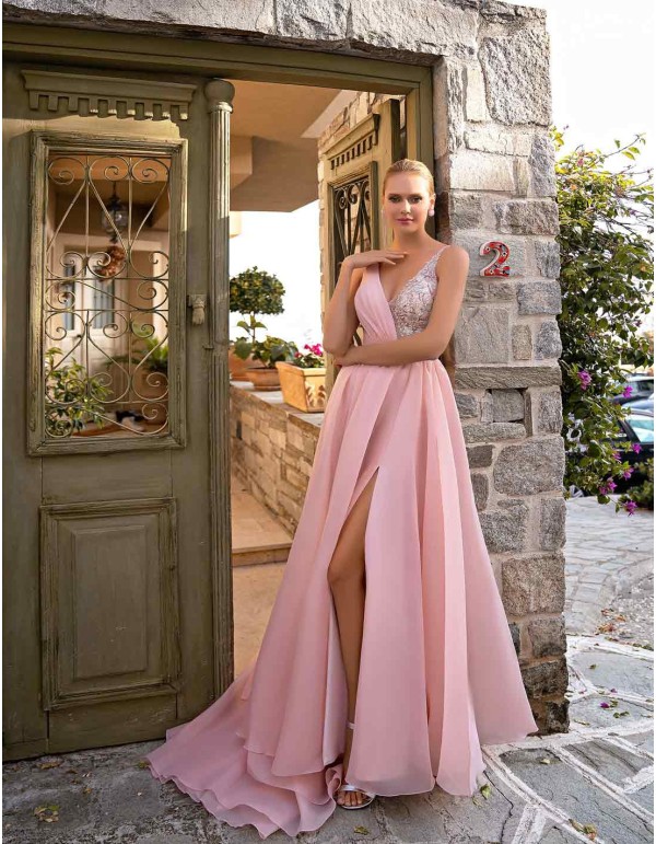 Vestido de fiesta largo con cuerpo de pedrería y falda con volumen en color rosa 2