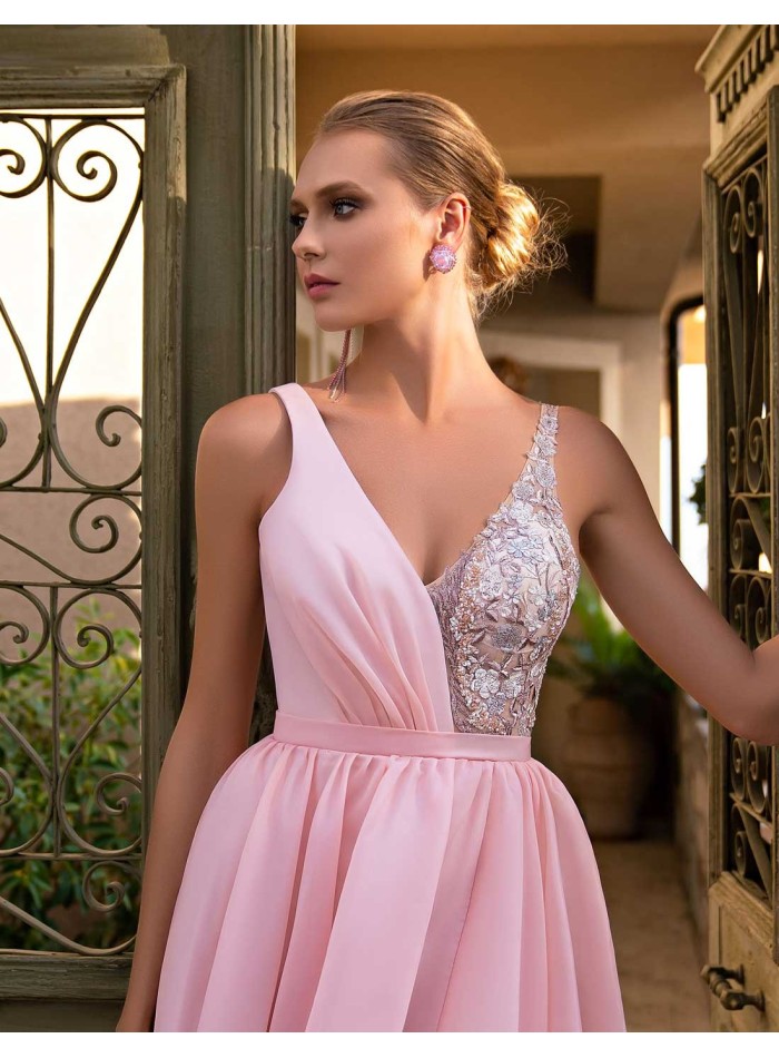 Vestido de fiesta largo con cuerpo de pedrería y falda con volumen en color rosa