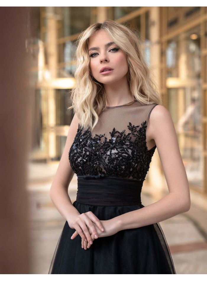 Vestido de gala con cuerpo de pedrería bordada y maxi falda con tul-2