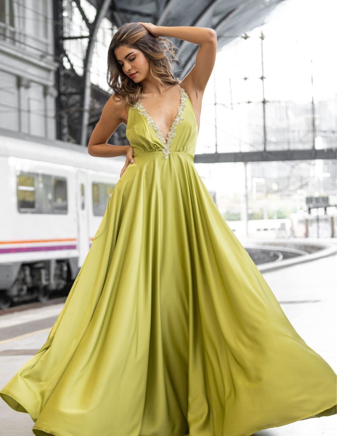 Long satin party dress with open back | INVITADISIMA